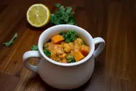 Kichererbsen mit frischem Koriander, ein aromatisches vegetarisches Gericht voller Geschmack.